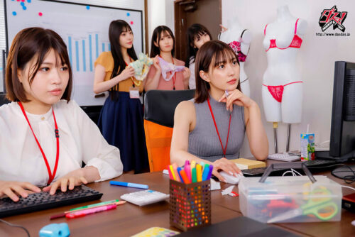 【VR】初8K フリースタイル 没入感特化型VR 下着メーカーに勤務したら、男はボク一人。業務で下着姿の女性社員を触りまくれるけど、性欲オバケの女上司からはセクハラ三昧で精子を搾り取られてます! 美谷朱音