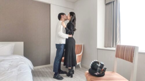 「【黒い服に隠された魅惑のボディ】 笑顔と声が可愛い事務職かすみさん(30) 足をあげ自らチ●ポを懇願。ジョボジョボ潮吹きでイキまくり！！  【初撮り】ネットでAV応募→AV体験撮影 2413」