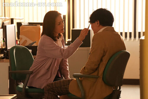 「振り向いたらダメ…先生、これから悪いコトするから…。」いじめられっ子を癒す、女教師・まりこの甘い接吻と誘惑。 古東まりこ