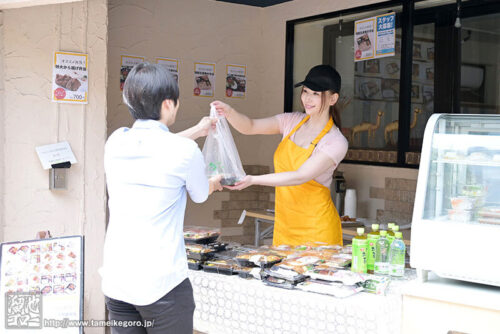 弁当屋で働くデカ乳シングルマザーが学生バイトといたるところで濃厚ブルルンSEX 〈母〉と〈女〉のダブルワークで愛さんは大忙し!! 佐山愛