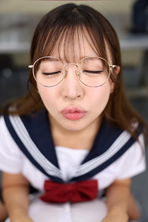 【VR】またがりキスで夢中にされ、練習してきた腰使いに没頭。罰ゲームで付き合ったクラスの地味女に魅せられ、僕の方から離れられなくなった。 小那海あや