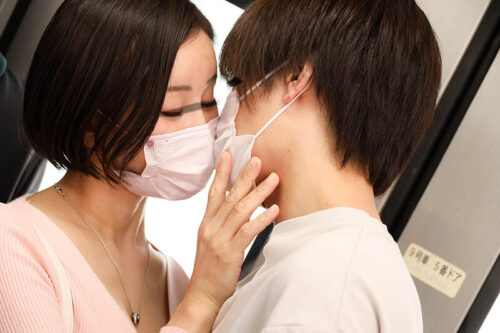 「おばさんの私に触られて勃っちゃう君が悪いんだよ」彼女が隣にいても構わずイケメン彼氏を背後からネチョいコネくり手コキで勃起誘惑する性欲熟女