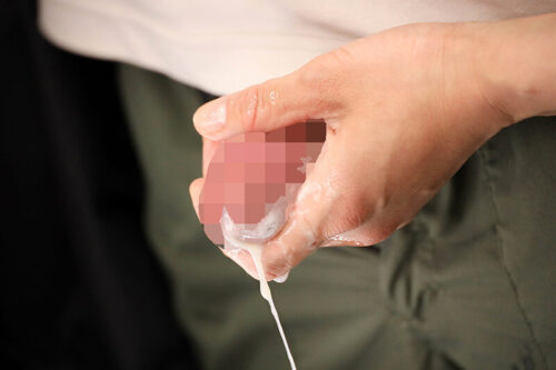 「おばさんの私に触られて勃っちゃう君が悪いんだよ」彼女が隣にいても構わずイケメン彼氏を背後からネチョいコネくり手コキで勃起誘惑する性欲熟女