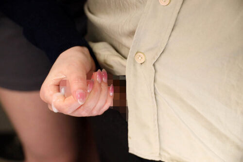 「おばさんの私に触られて勃っちゃう君が悪いんだよ」彼女が隣にいても構わずイケメン彼氏を背後からネチョいコネくり手コキで勃起誘惑する性欲熟女