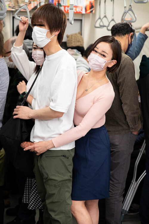 「おばさんの私に触られて勃っちゃう君が悪いんだよ」彼女が隣にいても構わずイケメン彼氏を背後からネチョいコネくり手コキで勃起誘惑する性欲熟女