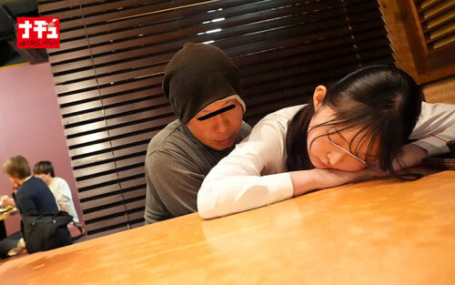 居酒屋羞恥 パンストの中で手マンされ濡れシミができるほどイキ潮を吹きまくる就活女子