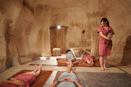 一般男女モニタリングAV 巨乳女子大生限定 こっそり逆NTRチャレンジ 岩盤浴でカップルの彼氏チ○ポを隣の彼女にバレずにサイレント抜き 過激すぎるミッションでHなイタズラ心がエスカレートした女子大生はそのまま生挿入 スローピストンで汗だく絶頂 全員生中出し