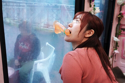 一般男女モニタリングAV×マジックミラー便コラボ企画 愛する夫の目の前で路上NTR!清楚な人妻が「お口だけでコンドーム装着」に挑戦!2 ノーハンドでデカチンを咥えたご無沙汰妻のオマ○コは欲しがり汁が溢れ出す!旦那の目の前で寝取って最後はゴムを外して生中出し!