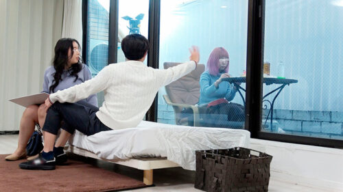 一般男女モニタリングAV マジックミラーの向こうには実の娘(=彼女)!「娘がダメなら私が…」巨乳母がデカチンすぎて童貞卒業できない娘の彼氏を優しく筆おろし!フル勃起デカチ○ポを根元まで受け挿れたご無沙汰オマ○コと性欲溢れる童貞チ○ポの中出しセックスは1発限…