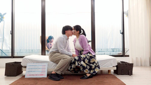 一般男女モニタリングAV マジックミラーの向こうには実の娘(=彼女)!「娘がダメなら私が…」巨乳母がデカチンすぎて童貞卒業できない娘の彼氏を優しく筆おろし!フル勃起デカチ○ポを根元まで受け挿れたご無沙汰オマ○コと性欲溢れる童貞チ○ポの中出しセックスは1発限…