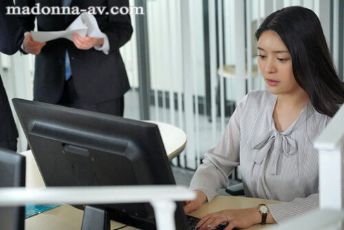 女上司、歪んだ刺激と躾に溺れる、SM不倫性交。 昼休みはダメな部下に躾けられて…。 専属美女の『苦しみ』という快楽を解放―。 めぐり