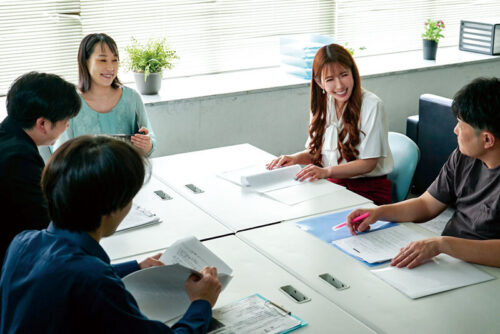 人妻PTA会長 保護者の男女が集う会合で巻き起こる…。子供には絶対内緒の淫らな背徳デカチン不倫 波多野結衣