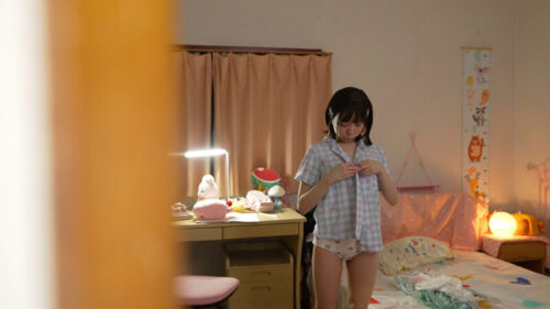 「ママには内緒だよ…」義父と娘のけしからぬ愛の同棲記録。おぼこい身体で、びちょびちょに濡れる 日向由奈