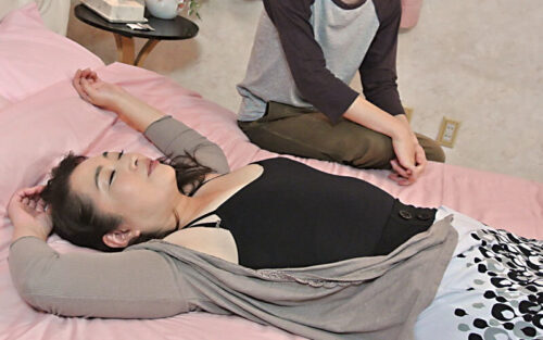 酔いつぶれた奥さんを部屋に連れ込んで介抱したら…4時間