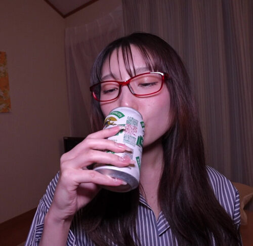 ずんだれ先生 刺激と快楽を求めてやってきた女教師は 長い舌でオヤジチ○ポをひん舐め 汁噴射とヌキ潮を撒き散らし 部屋中をびしょびしょにして帰っていった。 花里アカリ