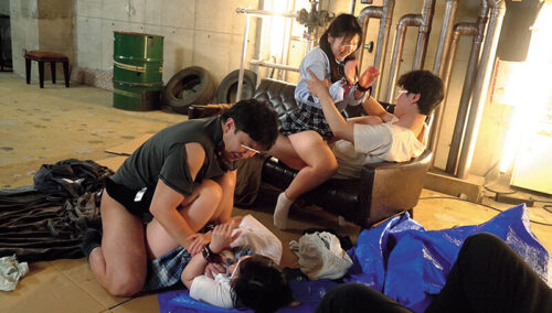 廃墟に肝試しに来たおバカJ〇を、そこに棲んでいた浮浪者達が襲撃!?長らく女体に触れておらず、限界まで飢え切った絶倫ホームレスは若くピチピチの肌に群がり!!好き放題むさぼり!!着床不可避の中出しレ●プ全15発!!