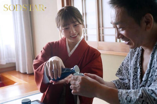 温泉旅行中の単独客やカップル 夫婦の男性を誘惑 館内で寝取りセックスをくり返す淫乱美人な若女将 青空ひかり