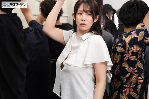 満員電車で吊り革にぶら下げられ両乳首同時開発のすえ無念の発情してしまった巨乳美女4 二羽紗愛