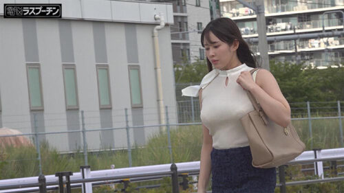 満員電車で吊り革にぶら下げられ両乳首同時開発のすえ無念の発情してしまった巨乳美女4 二羽紗愛