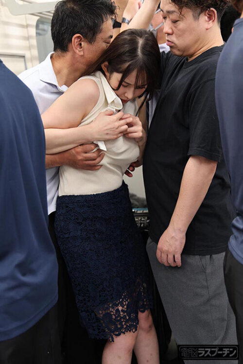 満員電車で吊り革にぶら下げられ両乳首同時開発のすえ無念の発情してしまった巨乳美女4 二羽紗愛