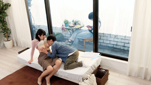 一般男女モニタリングAV マジックミラーの向こうには実の息子!巨乳のお母さんが童貞で悩む息子の親友と2人っきりの密室で1発10万円の連続射精筆おろしに挑戦!ずっとヤリたいと思っていた友人母の巨乳に触れてフル勃起した童貞チ○ポを優しく受け挿れたご無沙汰オマ○コ…