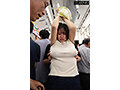 満員電車で吊り革にぶら下げられ両乳首同時開発のすえ無念の発情してしまった巨乳美女4 二羽紗愛
