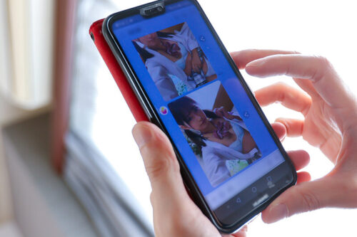 『エッチしてくれるんだったら消してあげてもいいよ!』幼馴染が彼氏と間違えてボクに自撮りエロ画像を送信!『お願い消して!!』というから… 渚みつき