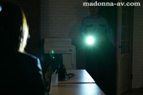 密着セックス ~深夜のオフィスで、警備員と残業不貞愛~ 小島みなみ