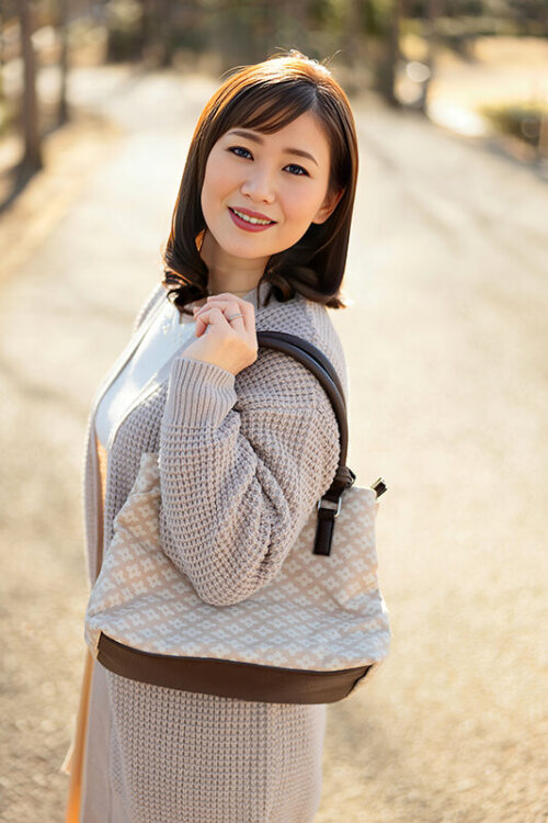 夫に内緒でAV出演 素人どエロおばさんが男優の極太チ○ポに激しく突かれ中出しフィニッシュで本気イキ!