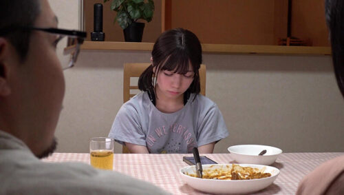 強●回避かくれんぼ お父さんとお義母さんが居ない間に、知らないおじさん達がやってきました。怖かったので、逃げました。押し入れにも隠れました。でも、捕まってしまいました…。 日向由奈