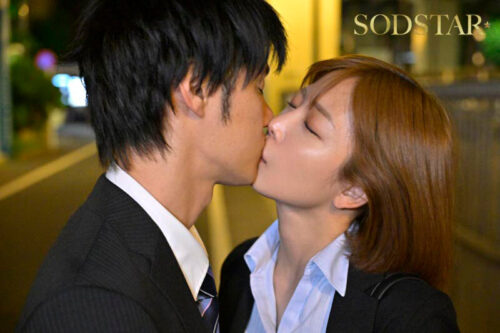 飲むと唾液ベロ汁接吻モンスターになっちゃう会社の同期と終電終わってホテルで…朝まで無意識15発中出し搾取され…覚めたら全く覚えてなくて…付き合えませんでした。 紗倉まな