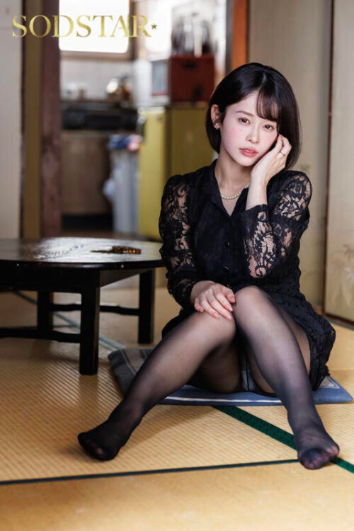 亡くなった旦那一筋で絶対に口説けないと噂の未亡人が配達員にオナニーを見られて、強迫SEX三昧 MINAMO