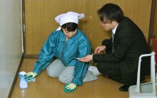 掃除婦のおばさんにわざと勃起したチ●ポを見せて「手コキだけでも…?」とお願いしたら、どんな結末が…!!?4時間