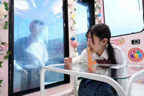 一般男女モニタリングAV×マジックミラー便コラボ企画 彼氏の目の前で路上NTR!女子○校生が初めての「お口だけでコンドーム装着」に挑戦!ノーハンドでデカチンを咥えたうぶなオマ○コは恥じらいながらもびしょ濡れ!彼氏の目の前で寝取って最後はゴムを外して生中出し!