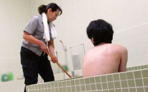 掃除婦のおばさんにわざと勃起したチ●ポを見せて「手コキだけでも…?」とお願いしたら、どんな結末が…!!?4時間