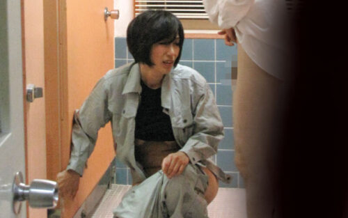 掃除婦のおばさんにわざと勃起したチ●ポを見せて「手コキだけでも…?」とお願いしたら、どんな結末が…!!?4時間