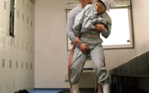 掃除婦のおばさんにわざと勃起したチ●ポを見せて「手コキだけでも…?」とお願いしたら、どんな結末が…!!?4時間