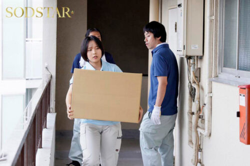 「お前、胸あるのか?」美少年系バイト女子が引っ越し現場でセクハラされまくって…汗臭上司のデカチンにイカされ続けた 柴崎はる