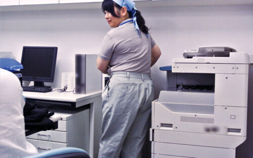 掃除婦のおばさんにわざと勃起したチ●ポを見せて「手コキだけでも…?」とお願いしたら、どんな結末が…!!?4時間