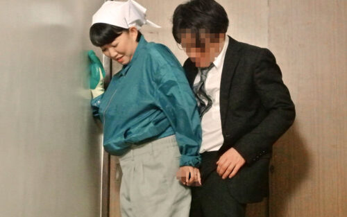 掃除婦のおばさんにわざと勃起したチ●ポを見せて「手コキだけでも…?」とお願いしたら、どんな結末が…!!?4時間