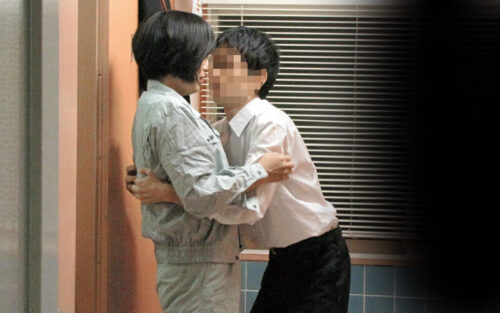 掃除婦のおばさんにわざと勃起したチ●ポを見せて「手コキだけでも…?」とお願いしたら、どんな結末が…!!?4時間