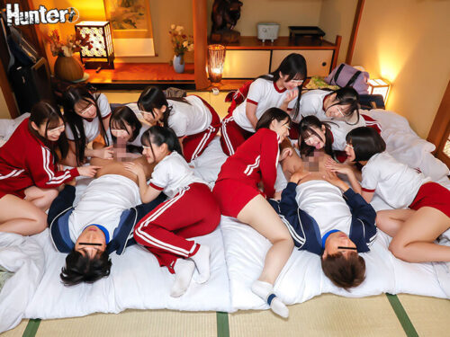 修学旅行で10人の可愛いクラスメイト女子と密着度200%大ハーレム乱交!2