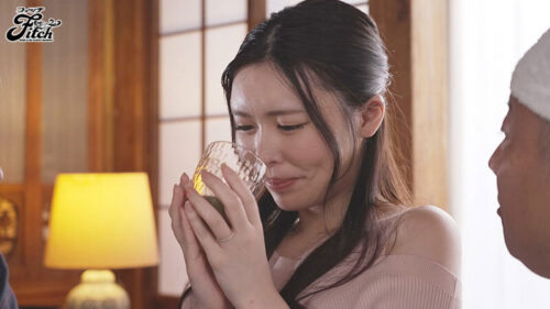 オヤジ輪●!!媚薬濃縮ザーメン中出し25連発NTR 自慢の美巨乳妻が移住先で媚薬で狂った村人達に犯●れていたなんて…。 黒島玲衣