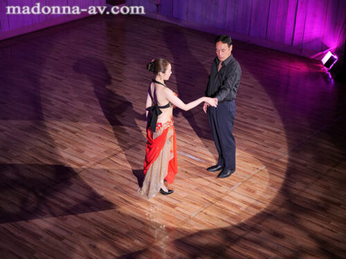 社交ダンスNTR 沈み込む指先、絡み合う肉体―。見知らぬ男と情熱的に踊り狂う妻を、俺はただ見守る事しか出来なかった―。 藤かんな