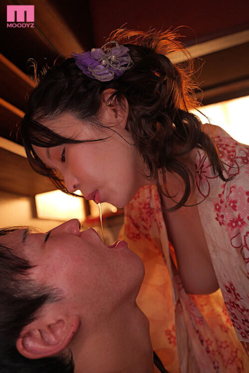 「うちがキスぐらい教えちゃぁよ…」地元(福岡)のド田舎に帰省中、親友のお姉ちゃんが彼女とキスも出来ない俺を子供扱いべろちゅー挑発!ニヤニヤ跨り密着キス堕とし騎乗位で11発もぶっこ抜かれたオレ。 九野ひなの