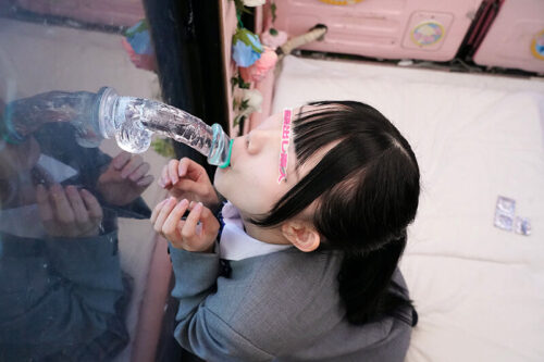 一般男女モニタリングAV×マジックミラー便コラボ企画 彼氏の目の前で路上NTR!女子○校生が初めての「お口だけでコンドーム装着」に挑戦!ノーハンドでデカチンを咥えたうぶなオマ○コは恥じらいながらもびしょ濡れ!彼氏の目の前で寝取って最後はゴムを外して生中出し!