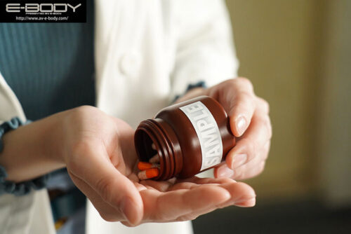 純白いたいけ巨乳薬学生、新薬研究中にできてしまった老教授のキモチイイおクスリで… 年季入りの古ペニスに染まっちゃった。 白羽舞菜