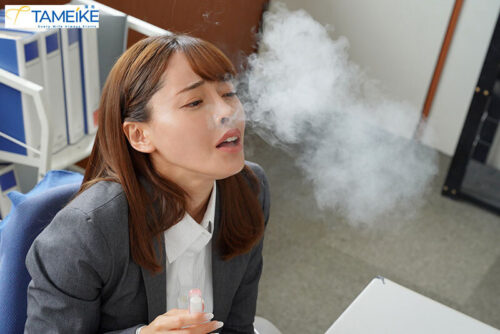 「私と一緒にブッ飛ばない?」生徒の媚薬タバコでケダモノ覚醒!放課後下品にチ○ポを貪るガンギマリ先生 大谷双葉