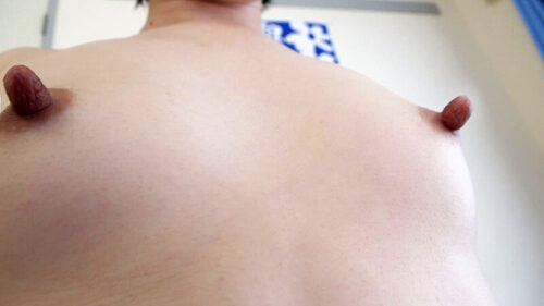 365日ニョキニョキの卑猥な長―い乳頭を持つ彼女は、華奢でちっちゃい体なのにド淫乱なギャップがエッチすぎるチビッコでした。