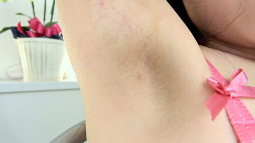 腋臭香る見せつけ美女